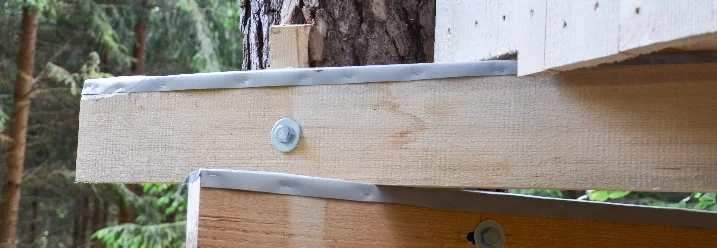 Holzbalken an Baum montiert